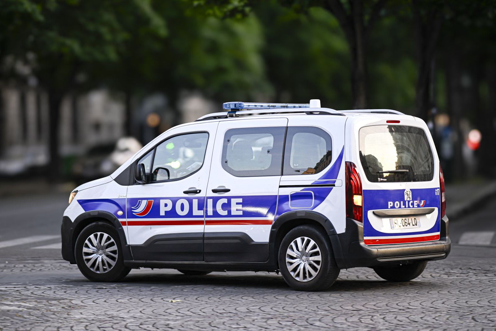 Polițiști și echipe de intervenție la locul atacului în Franța