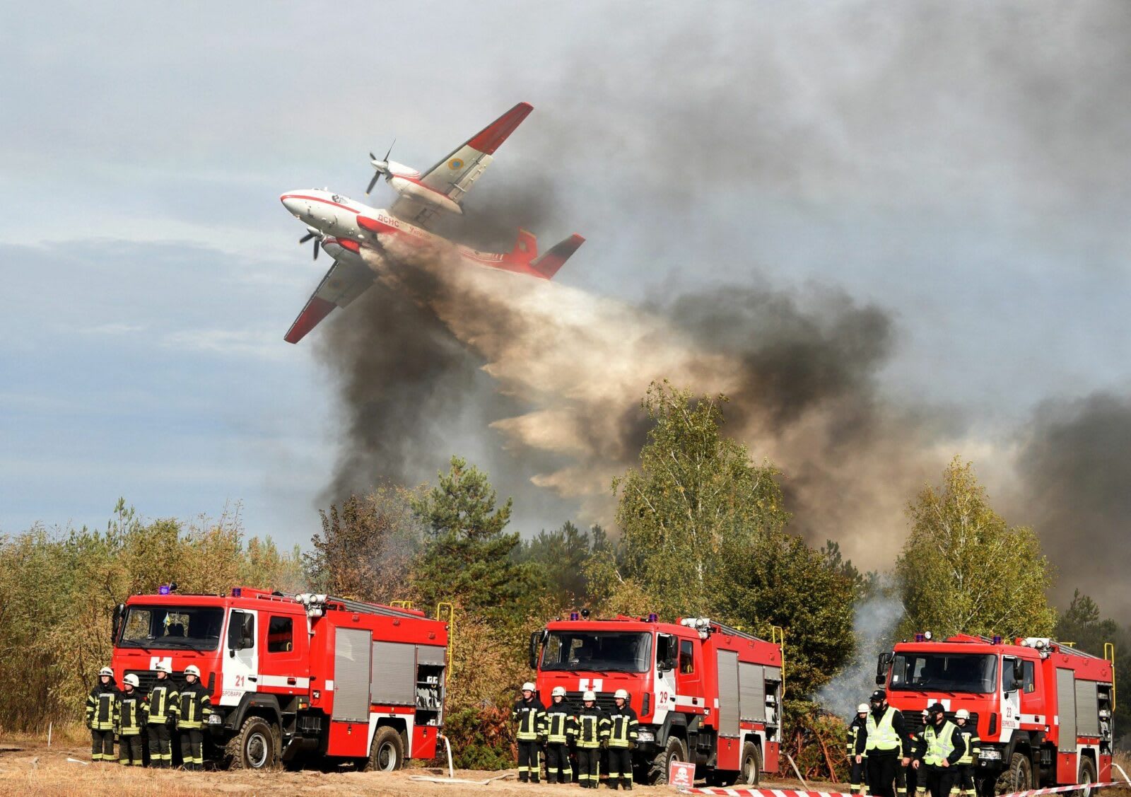 Pompieri ucraineni în acțiune în Franța, stingând incendiu de vegetație Pompieri ucraineni în acțiune în Franța, stingând incendiu de vegetație