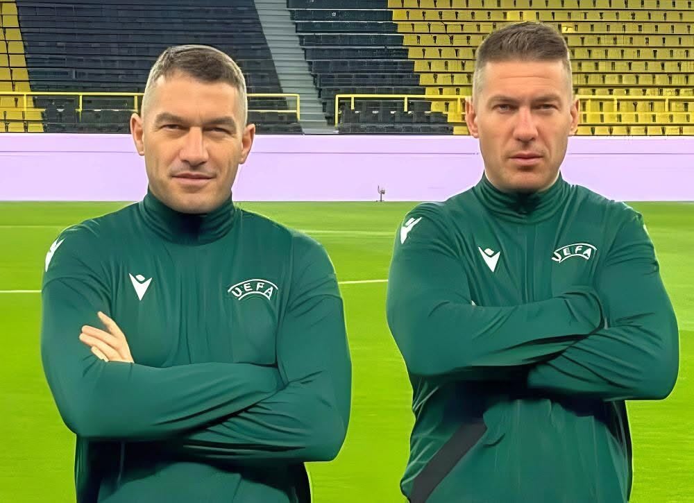 Arbitru român Istvan Kovacs pe teren în timpul unui meci european Arbitru român Istvan Kovacs pe teren în timpul unui meci european