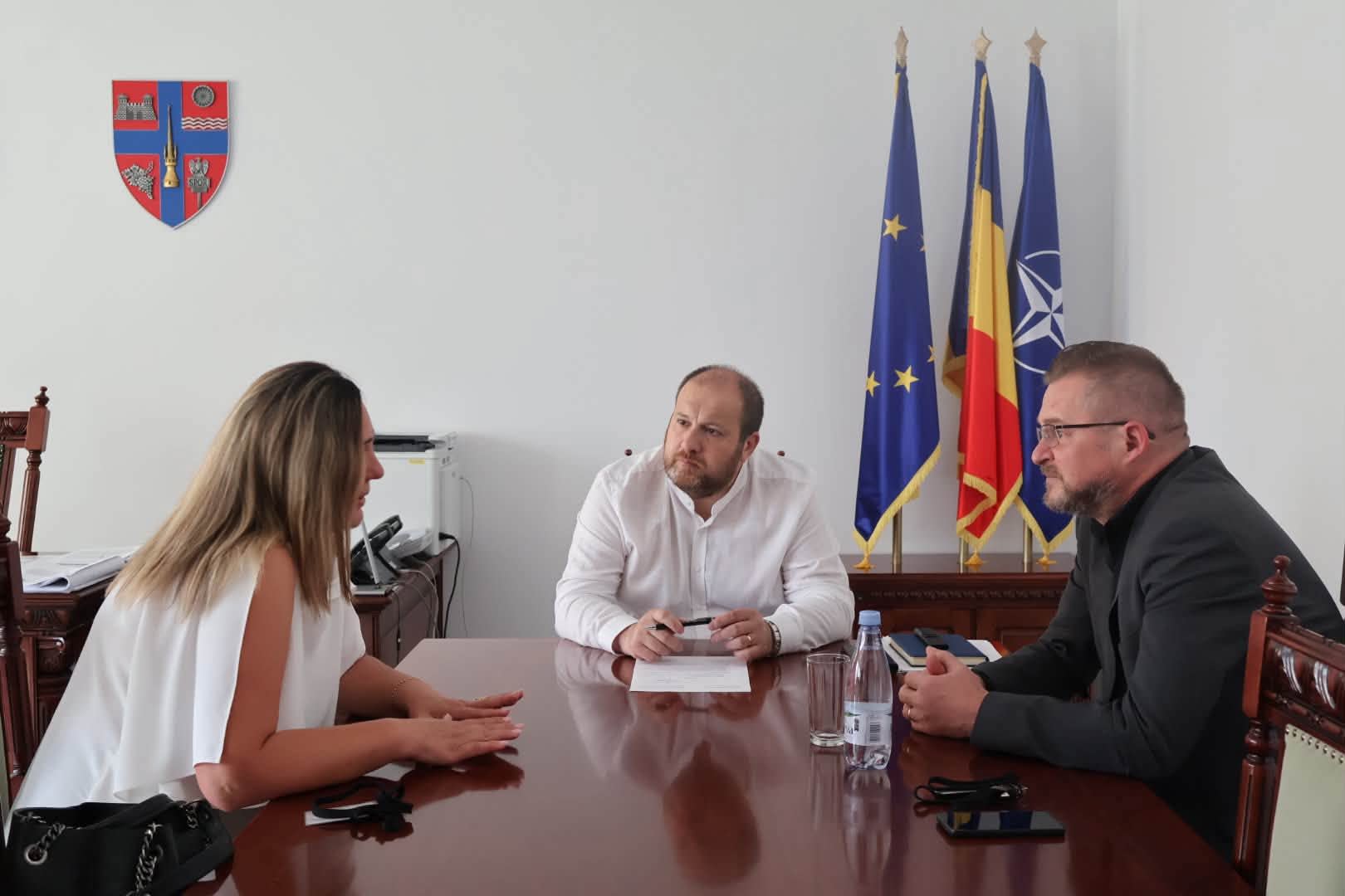 Farmacist distribuind apă persoanelor afectate de caniculă în județul Sălaj Farmacist distribuind apă persoanelor afectate de caniculă în județul Sălaj
