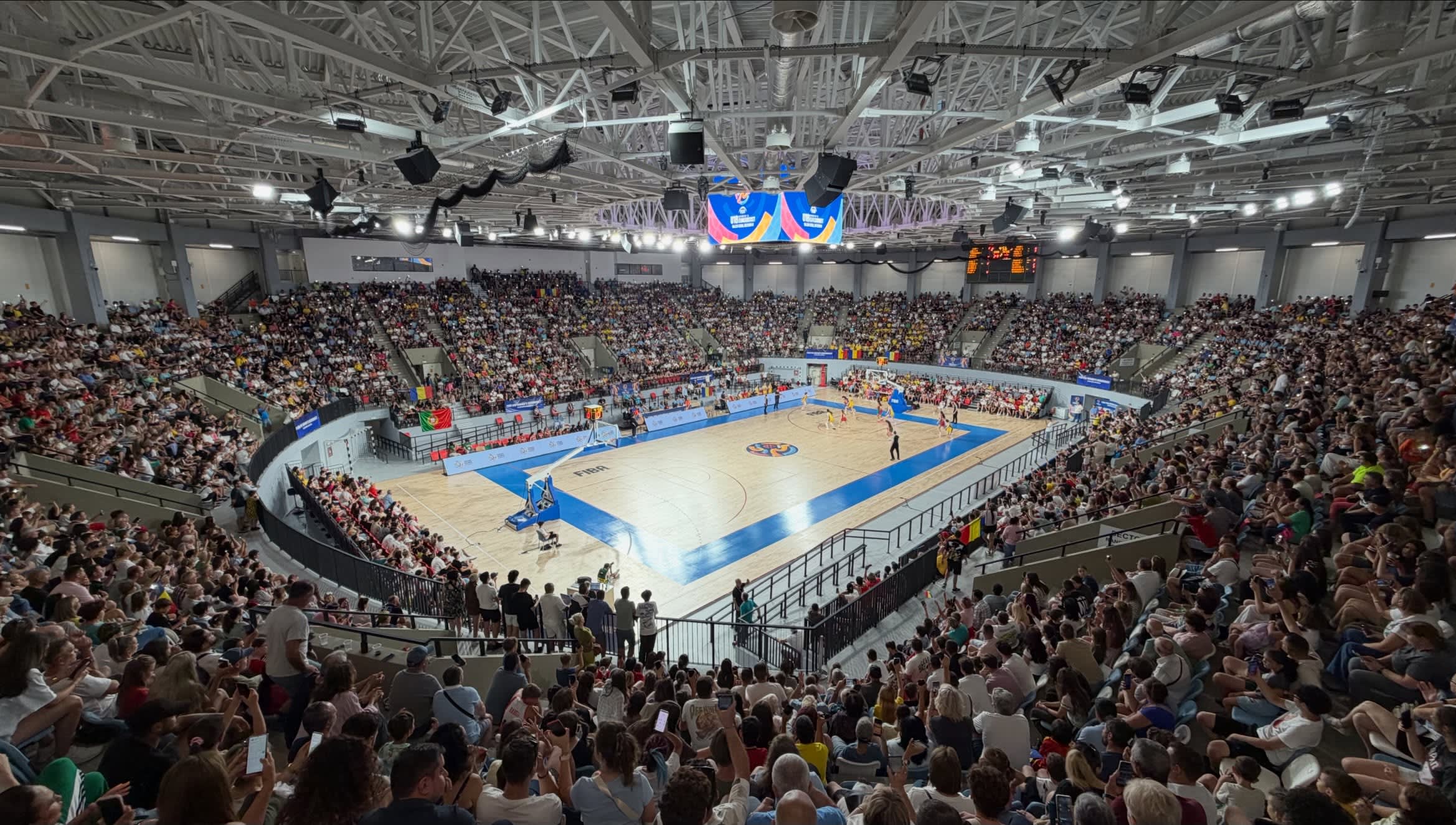 Spectatori la meciul de baschet U18 din Tulcea Spectatori la meciul de baschet U18 din Tulcea