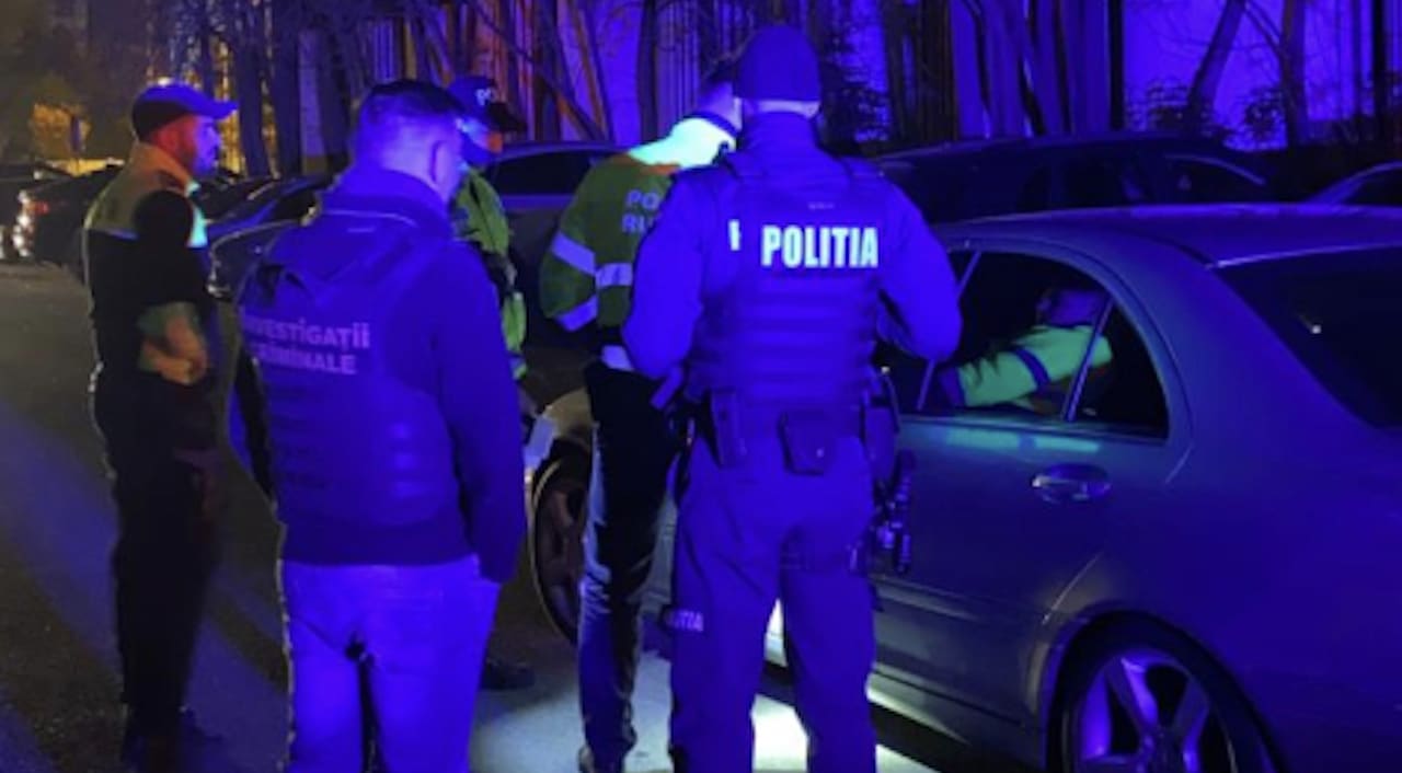 Polițist în acțiune în Turda în timpul anchetei Polițist în acțiune în Turda în timpul anchetei