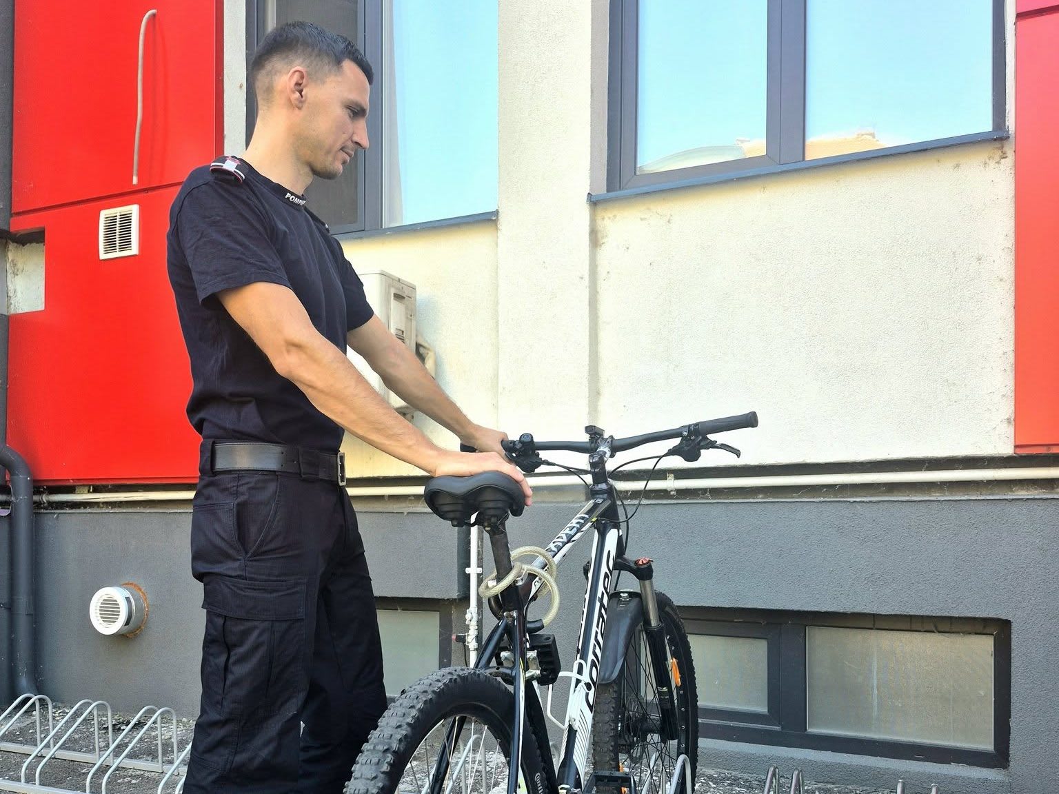 Pompier în uniformă cu bicicleta recuperată, intervenție rapidă, Timișoara Pompier în uniformă cu bicicleta recuperată, intervenție rapidă, Timișoara