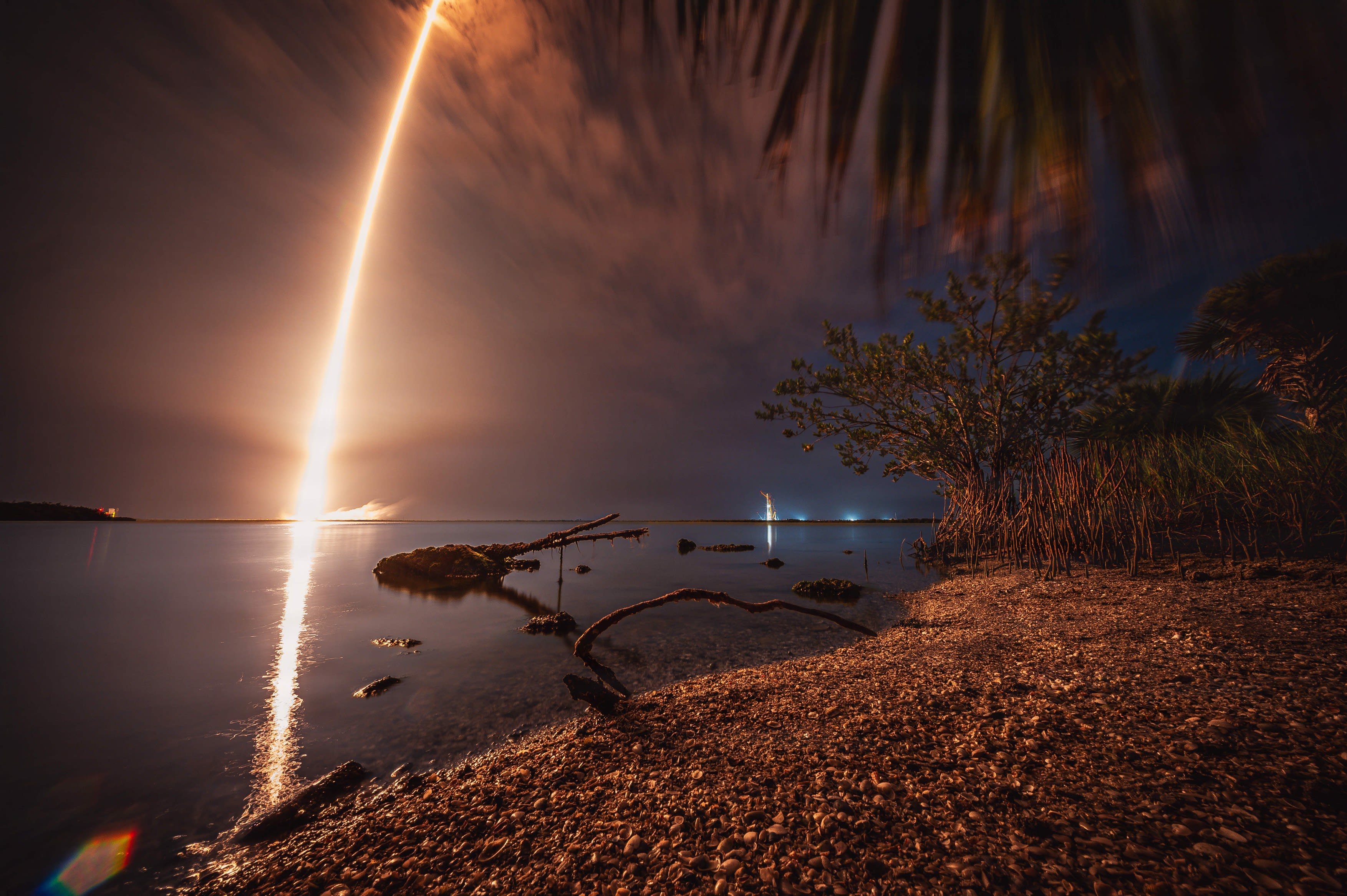 O rachetă SpaceX scăpată de sub control s-a izbit de Lună cu peste 8.700 km/h