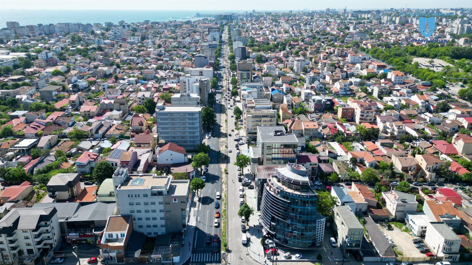 Spectacol muzical în aer liber pe faleza Constanța, oameni relaxați Spectacol muzical în aer liber pe faleza Constanța, oameni relaxați