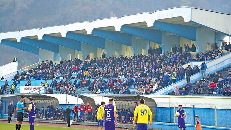 Meci de fotbal pe Stadionul Solovan din Sighetu Marmației Meci de fotbal pe Stadionul Solovan din Sighetu Marmației
