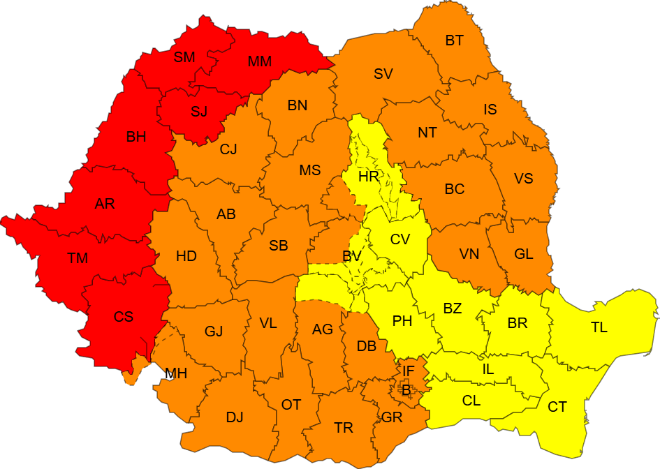 Oameni în soare purtând pălării și sticle de apă în Sălaj Oameni în soare purtând pălării și sticle de apă în Sălaj