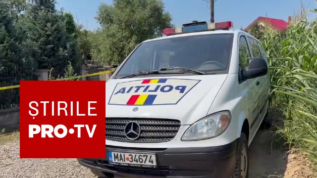 Polițiști cercetând curtea casei din Botoșani Polițiști cercetând curtea casei din Botoșani