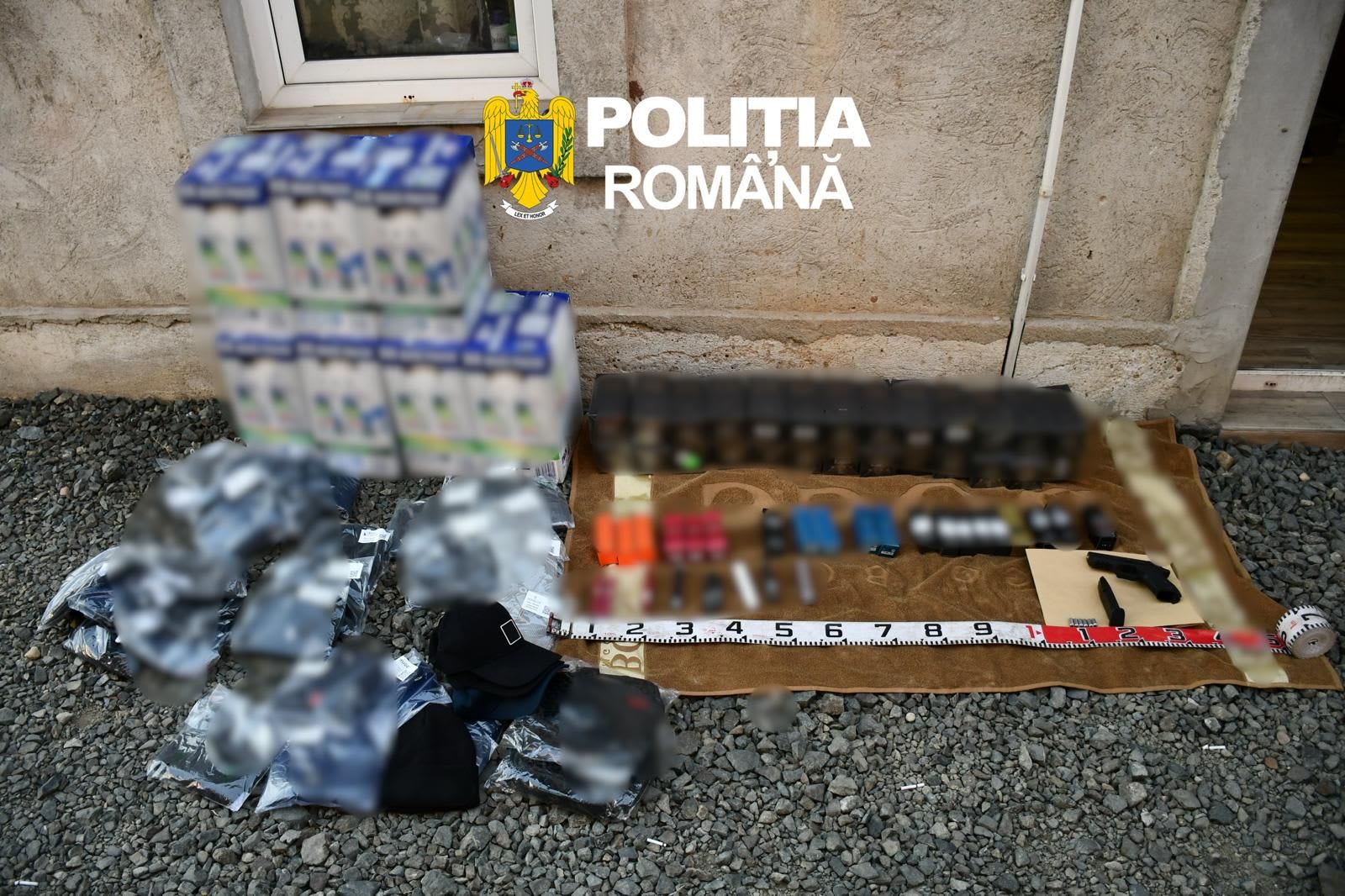 Polițiști arădeni în timpul perchezițiilor, cu arme și bunuri confiscate Polițiști arădeni în timpul perchezițiilor, cu arme și bunuri confiscate