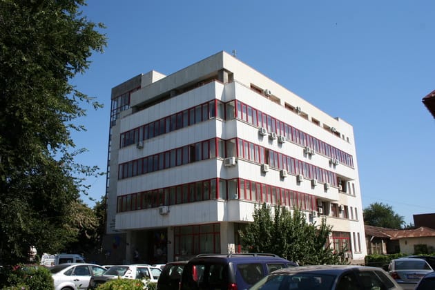 Constructor montând hidroizolație pe terasa sediului AJPIS Constanța Constructor montând hidroizolație pe terasa sediului AJPIS Constanța