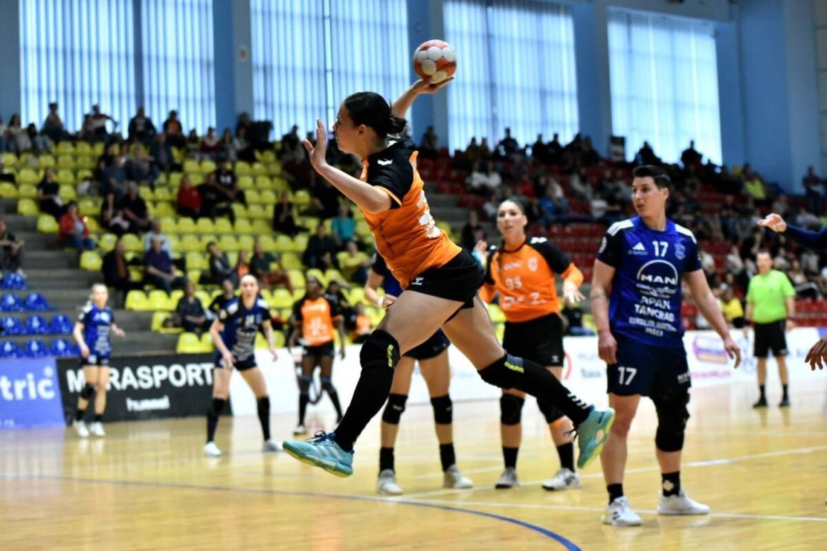 Jucătoare de handbal CS Minaur Baia Mare în acțiune pe teren Jucătoare de handbal CS Minaur Baia Mare în acțiune pe teren
