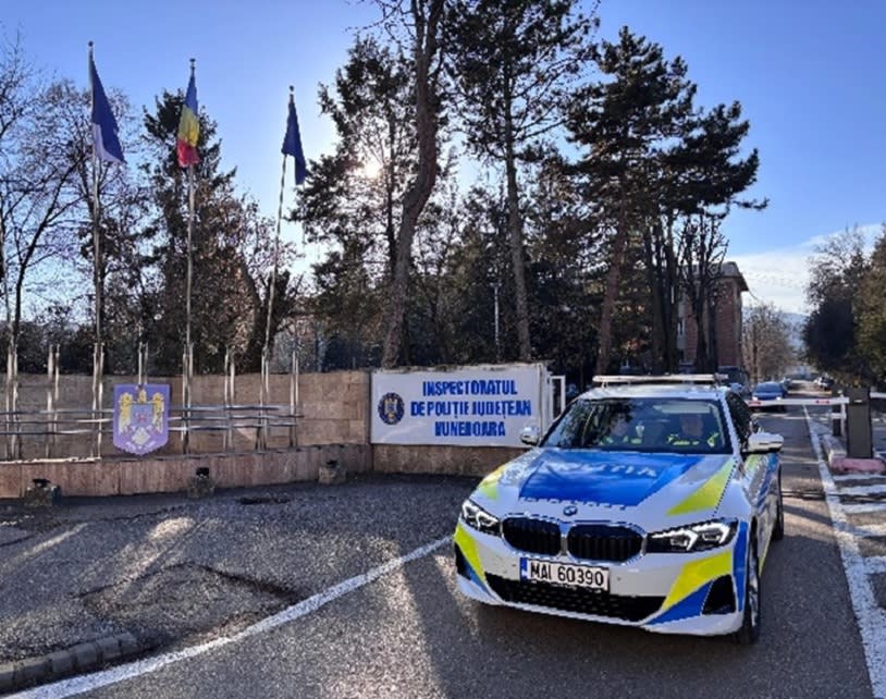 Bărbat înarmat cu cutter, în negociere cu polițiștii după ce a amenințat un minor în Uricani