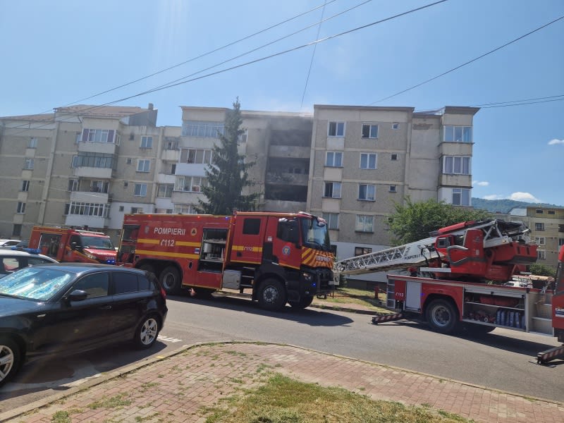 Incendiu la un bloc din Piatra Neamț Incendiu la un bloc din Piatra Neamț