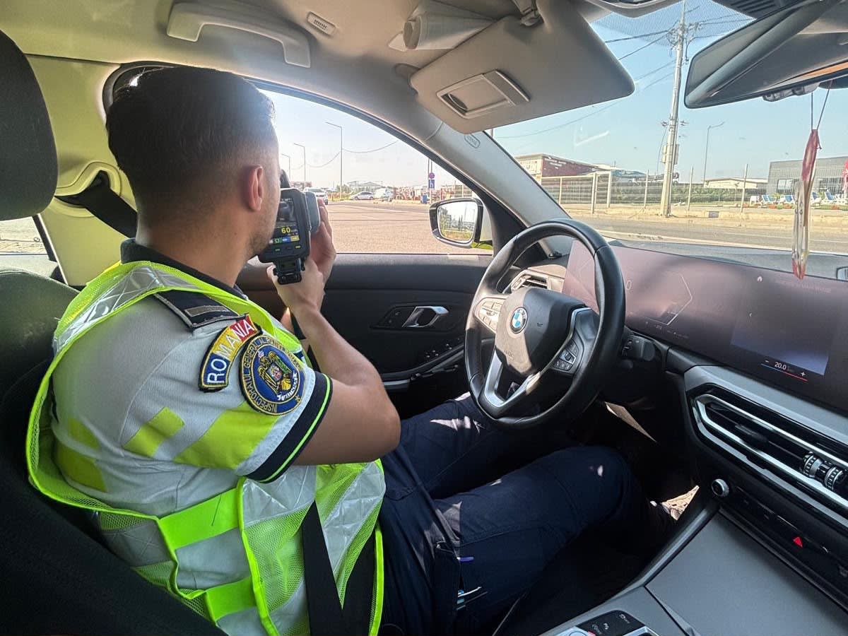 Polițiști rutieri vrânceni monitorizând viteza în trafic Polițiști rutieri vrânceni monitorizând viteza în trafic