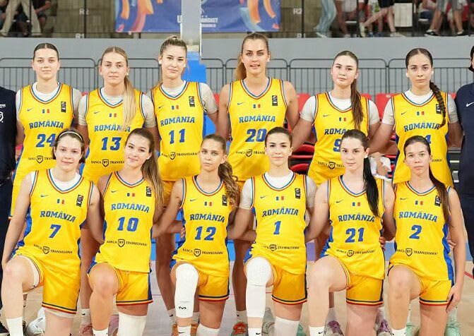 Eleve baschet U18 în timpul antrenamentului Eleve baschet U18 în timpul antrenamentului