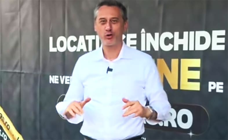 Primar Mario De Mezzo în fața unei săli de jocuri închise Primar Mario De Mezzo în fața unei săli de jocuri închise