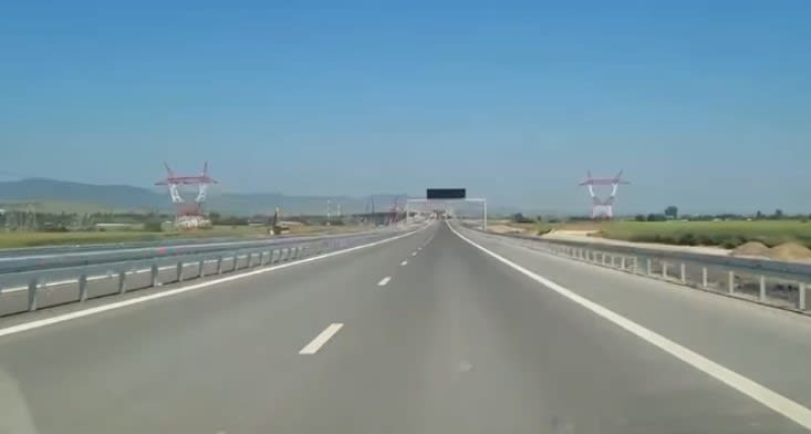 Lucrări pe șantierul Autostrăzii Moldovei, muncitori și utilaje în acțiune Lucrări pe șantierul Autostrăzii Moldovei, muncitori și utilaje în acțiune
