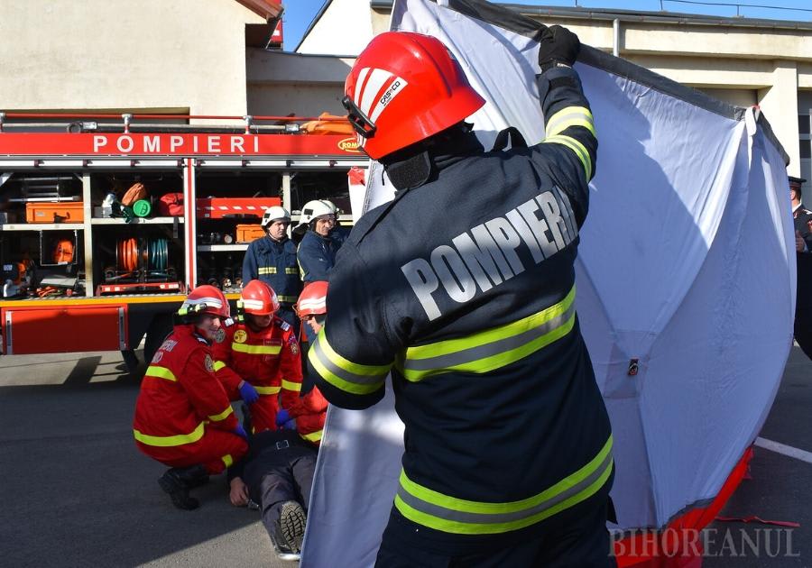 Poliție și echipaj de intervenție la blocul din Oradea Poliție și echipaj de intervenție la blocul din Oradea