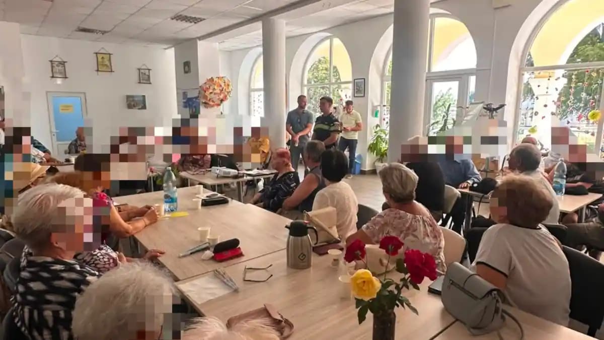 Polițiști în discuție cu beneficiari vârstnici la centru din Cugir Polițiști în discuție cu beneficiari vârstnici la centru din Cugir