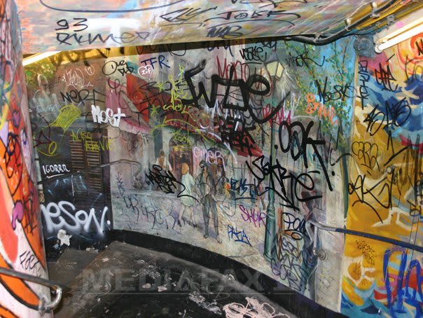Graffiti pe stânca de la Cota 2000, zona protejată din Parcul Natural Făgăraș Graffiti pe stânca de la Cota 2000, zona protejată din Parcul Natural Făgăraș