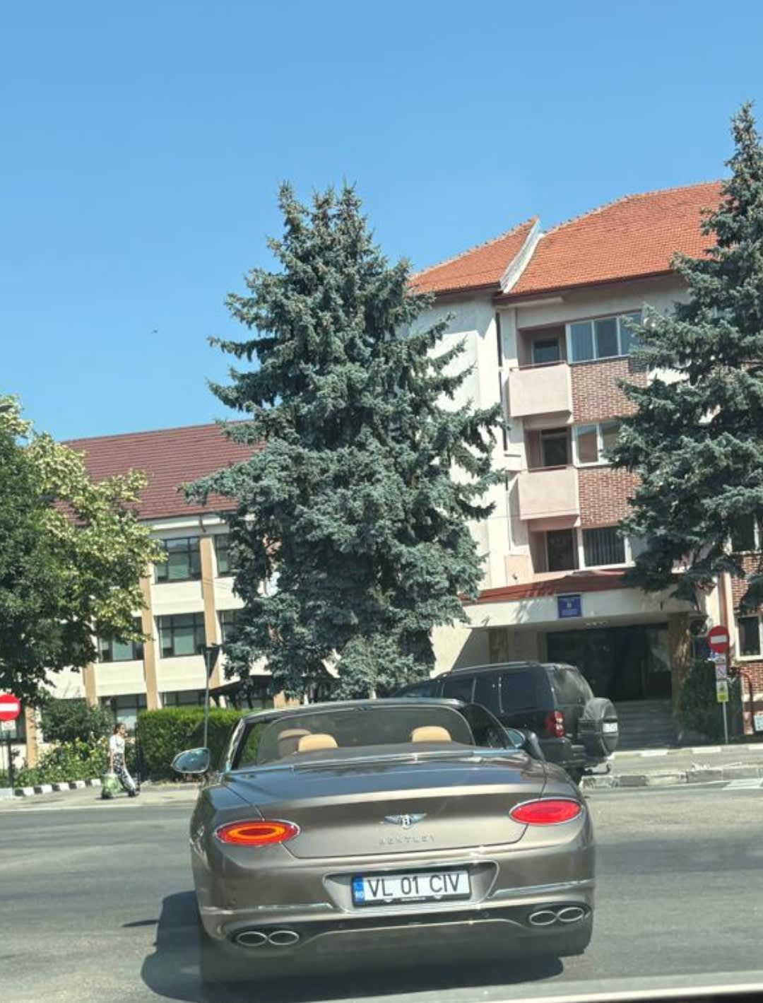 Mașină Bentley parcată pe stradă în Râmnicu Vâlcea, cu șoferul aruncând chiștoc Mașină Bentley parcată pe stradă în Râmnicu Vâlcea, cu șoferul aruncând chiștoc
