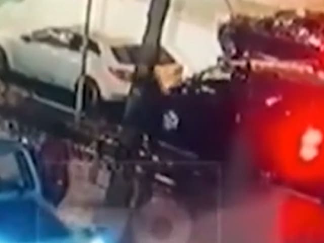 Polițiști și echipaj medical la locul incidentului din Londra Polițiști și echipaj medical la locul incidentului din Londra