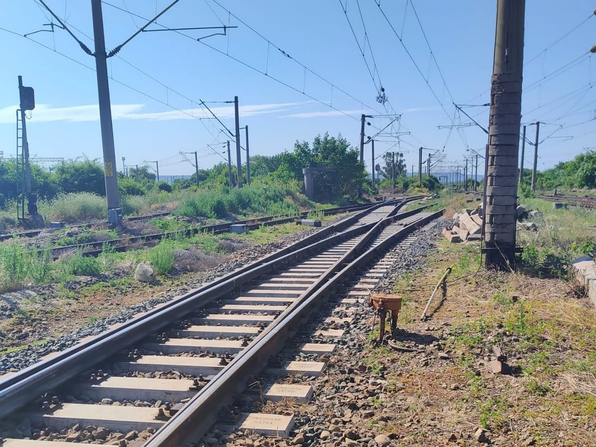 Cablu căzut peste linia feroviară în Galați afectează circulația trenurilor
