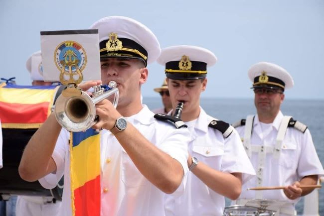 Elicopter militar și ambarcațiuni în activitate în portul Constanța Elicopter militar și ambarcațiuni în activitate în portul Constanța