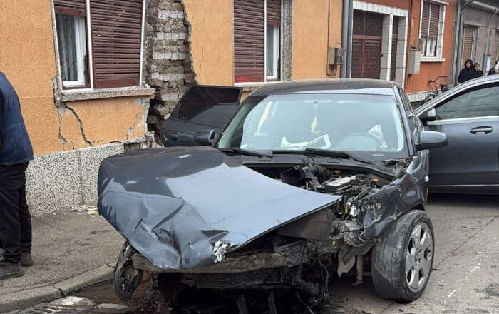 Trotineta electrică și mașină implicate în accident la Lugoj Trotineta electrică și mașină implicate în accident la Lugoj