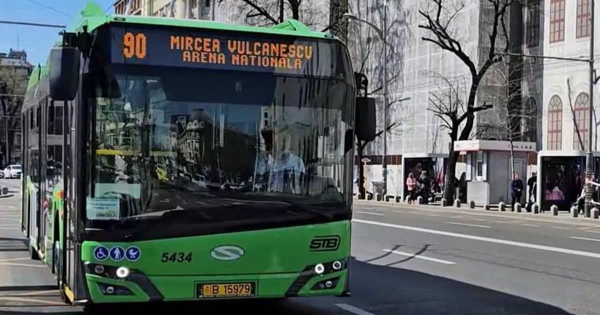 Controlor STB verificând un pasager în autobuz din București Controlor STB verificând un pasager în autobuz din București