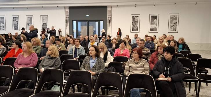 Curs de gestionare depozit, formatori și participanți în sală Curs de gestionare depozit, formatori și participanți în sală
