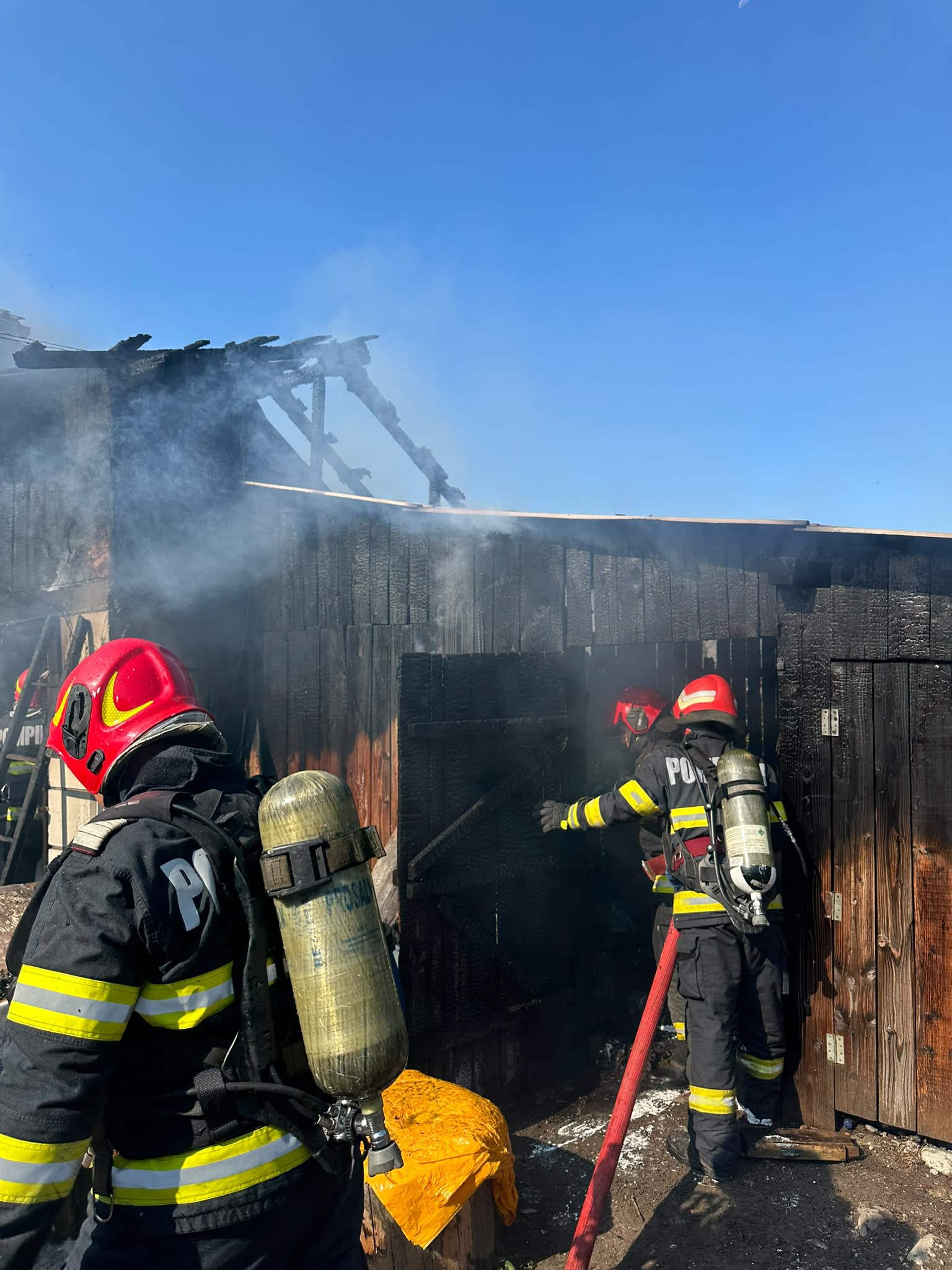 Pompieri din Vâlcea stingând un incendiu la o anexă din Goranu Pompieri din Vâlcea stingând un incendiu la o anexă din Goranu