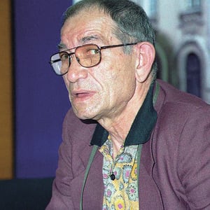 Portret artistic al lui Cezar Ivănescu, poet și promotor cultural Portret artistic al lui Cezar Ivănescu, poet și promotor cultural