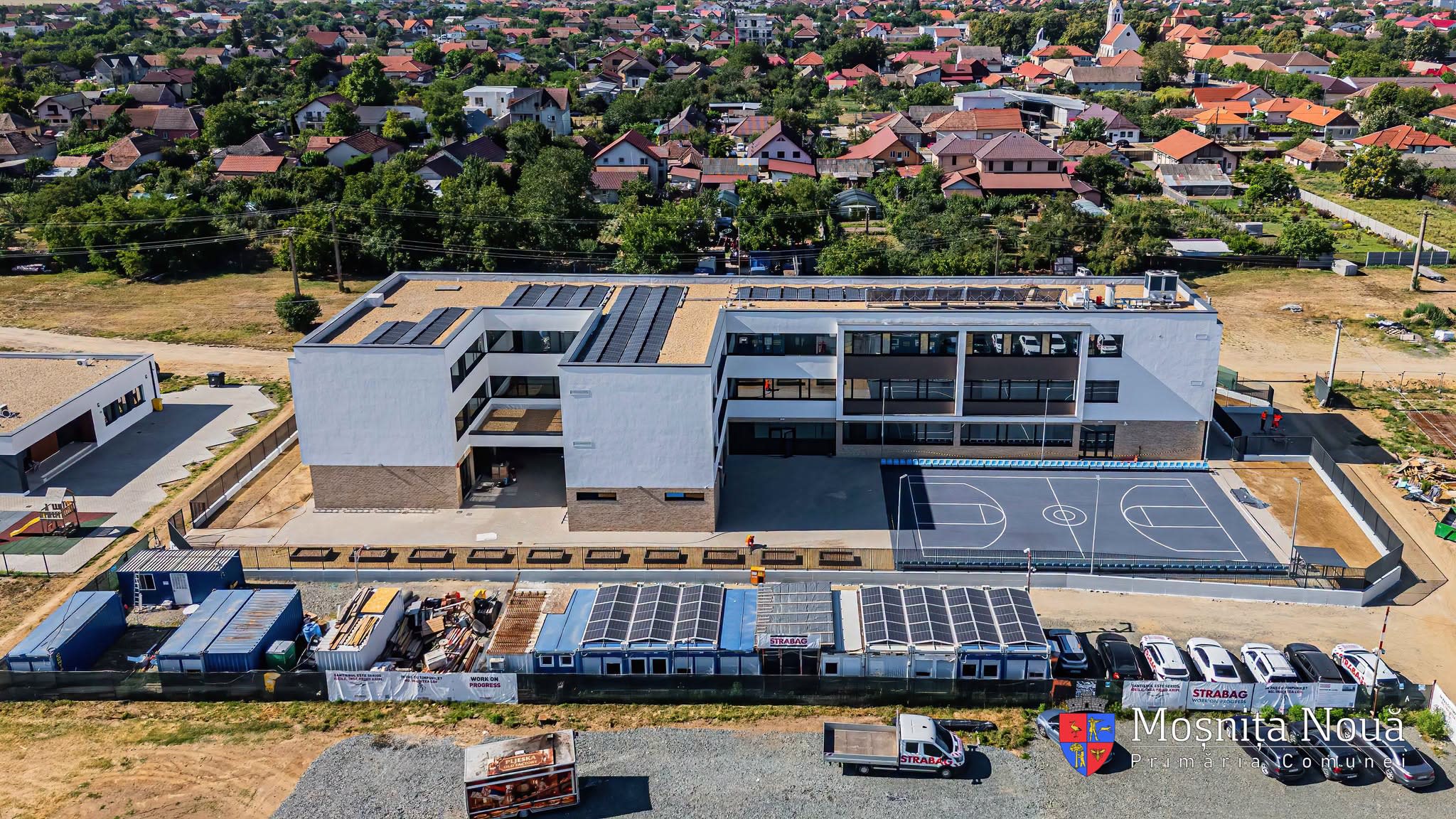 Clădire nouă de liceu verde în Moșnița Nouă, construcție modernă, spații verzi și teren de sport Clădire nouă de liceu verde în Moșnița Nouă, construcție modernă, spații verzi și teren de sport