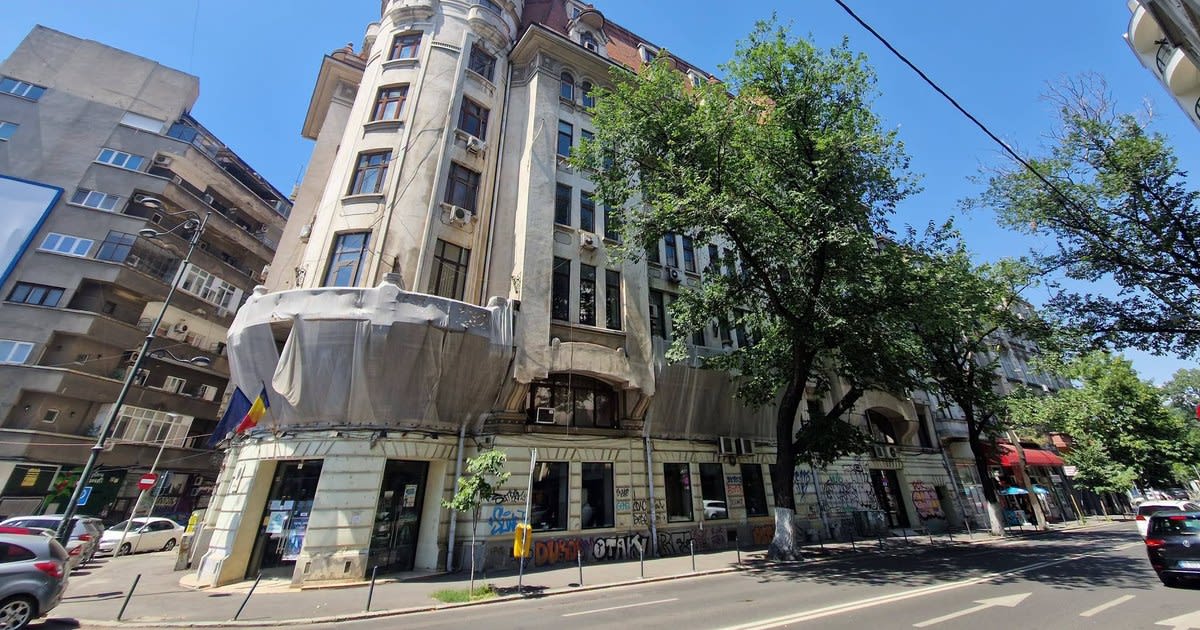 Clădirea Teatrului Bulandra în proces de renovare, muncitori și schele Clădirea Teatrului Bulandra în proces de renovare, muncitori și schele