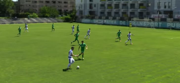 Jucători de fotbal în acțiune pe stadionul Dumbrăvița Jucători de fotbal în acțiune pe stadionul Dumbrăvița