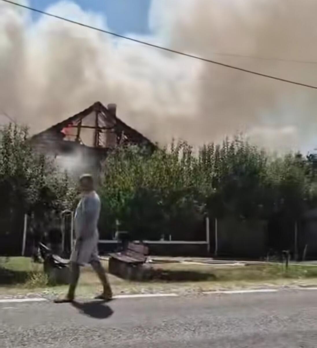 Pompieri gorjeni stingând incendiu la o casă din Scoarța Pompieri gorjeni stingând incendiu la o casă din Scoarța