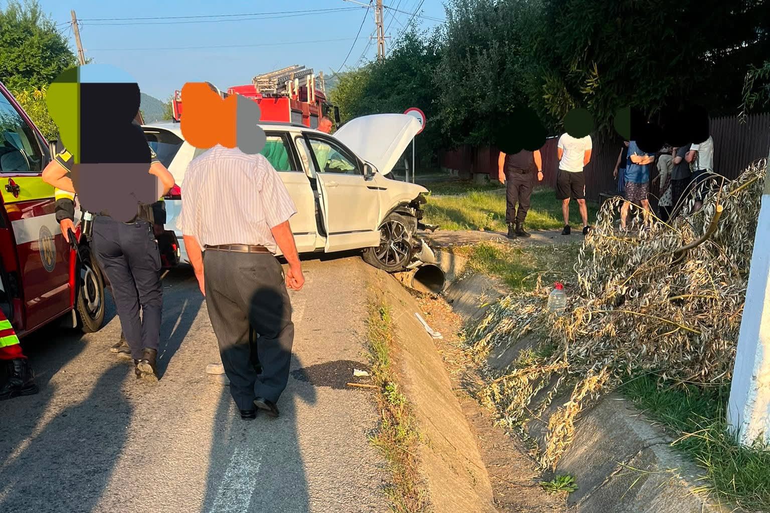 Mașină avariată pe marginea drumului în Vrancea Mașină avariată pe marginea drumului în Vrancea