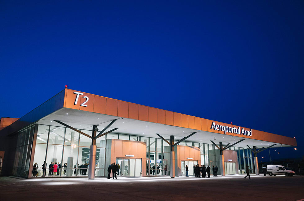 Aeronave pe pistă la Aeroportul Arad, cu echipamente de realimentare Aeronave pe pistă la Aeroportul Arad, cu echipamente de realimentare