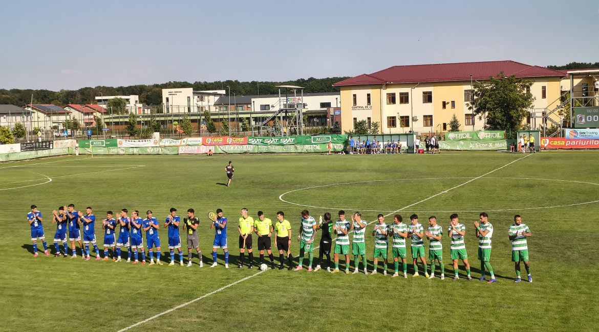 Meci de fotbal Liga 2, stadionul Ștefan Dobay, jucători în acțiune Meci de fotbal Liga 2, stadionul Ștefan Dobay, jucători în acțiune