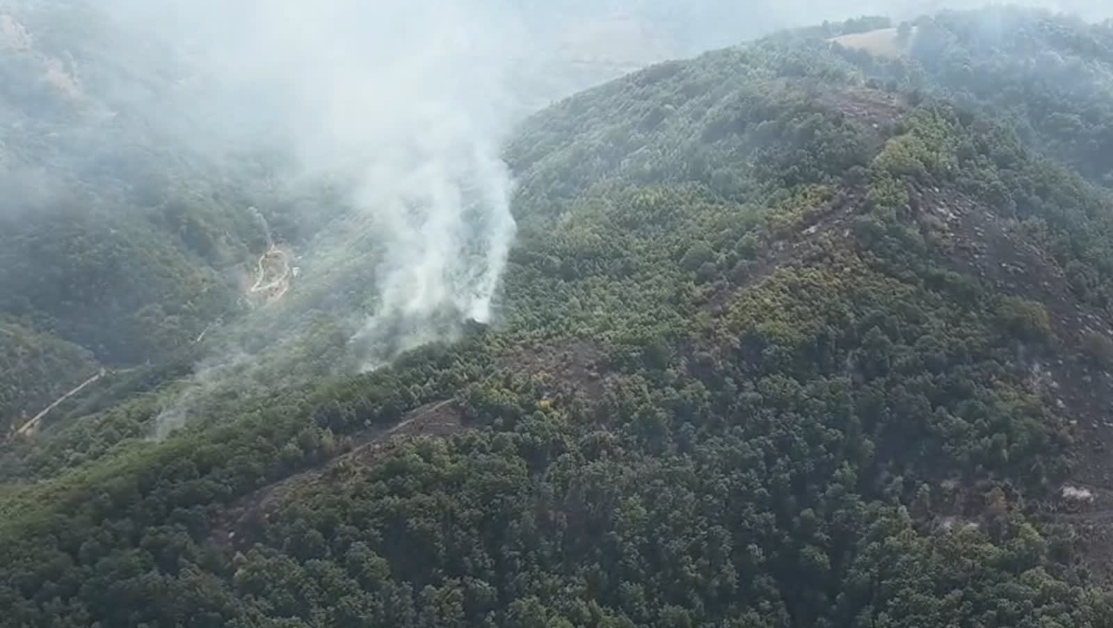 Pompieri români în acțiune cu elicopterul Black Hawk stingând un incendiu de vegetație Pompieri români în acțiune cu elicopterul Black Hawk stingând un incendiu de vegetație
