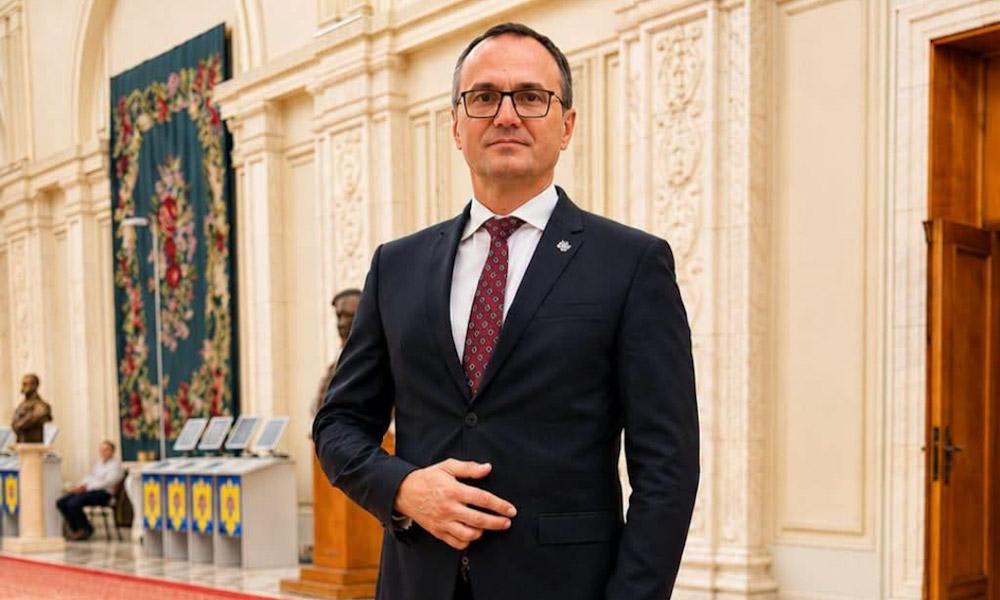 deputat Aurelian Cotinescu în discurs politic