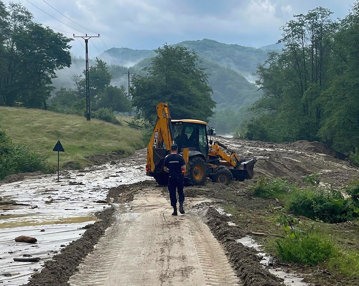 Hidrologi în acțiune în timpul unei inundații în România Hidrologi în acțiune în timpul unei inundații în România