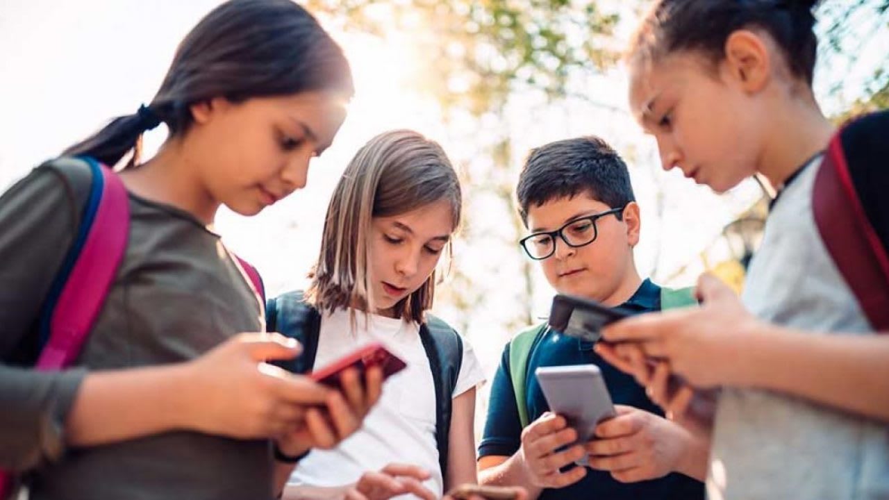 Studiu: Copiii fără telefoane și activități organizate devin mai autonomi la maturitate