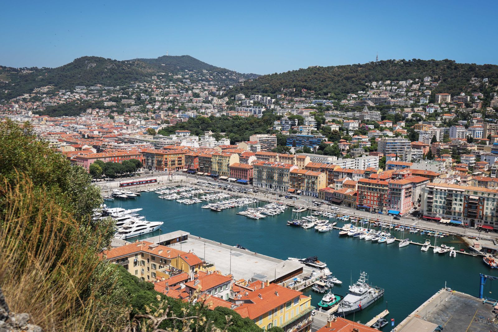 Hotel de lux din Saint-Tropez cu piscină și vedete filmând