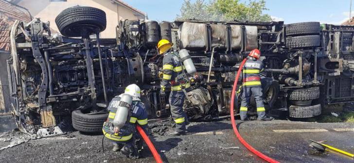 Camion răsturnat cu substanță periculoasă în Timiș Camion răsturnat cu substanță periculoasă în Timiș