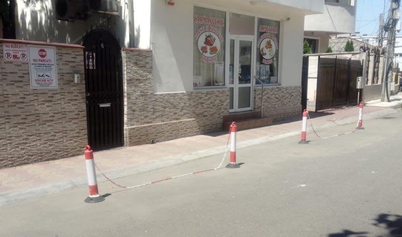 Polițiști locali aplicând amenzi pentru ocupare ilegală a locurilor de parcare Polițiști locali aplicând amenzi pentru ocupare ilegală a locurilor de parcare