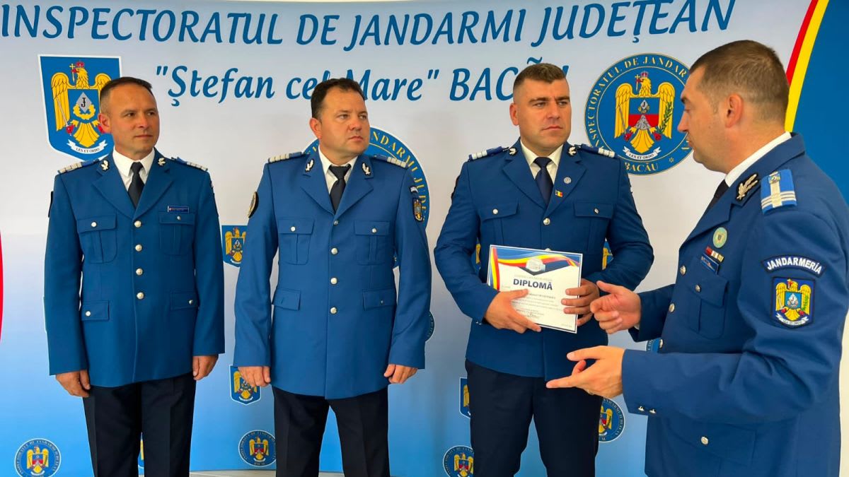 Trei jandarmi băcăuani primind distincții naționale Trei jandarmi băcăuani primind distincții naționale