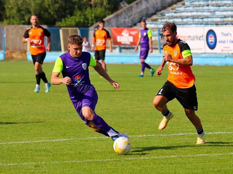 Jucători de fotbal în acțiune pe terenul din Sighetu Marmației Jucători de fotbal în acțiune pe terenul din Sighetu Marmației