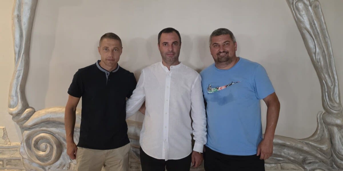 Iulian Darabă la o conferință de presă Iulian Darabă la o conferință de presă